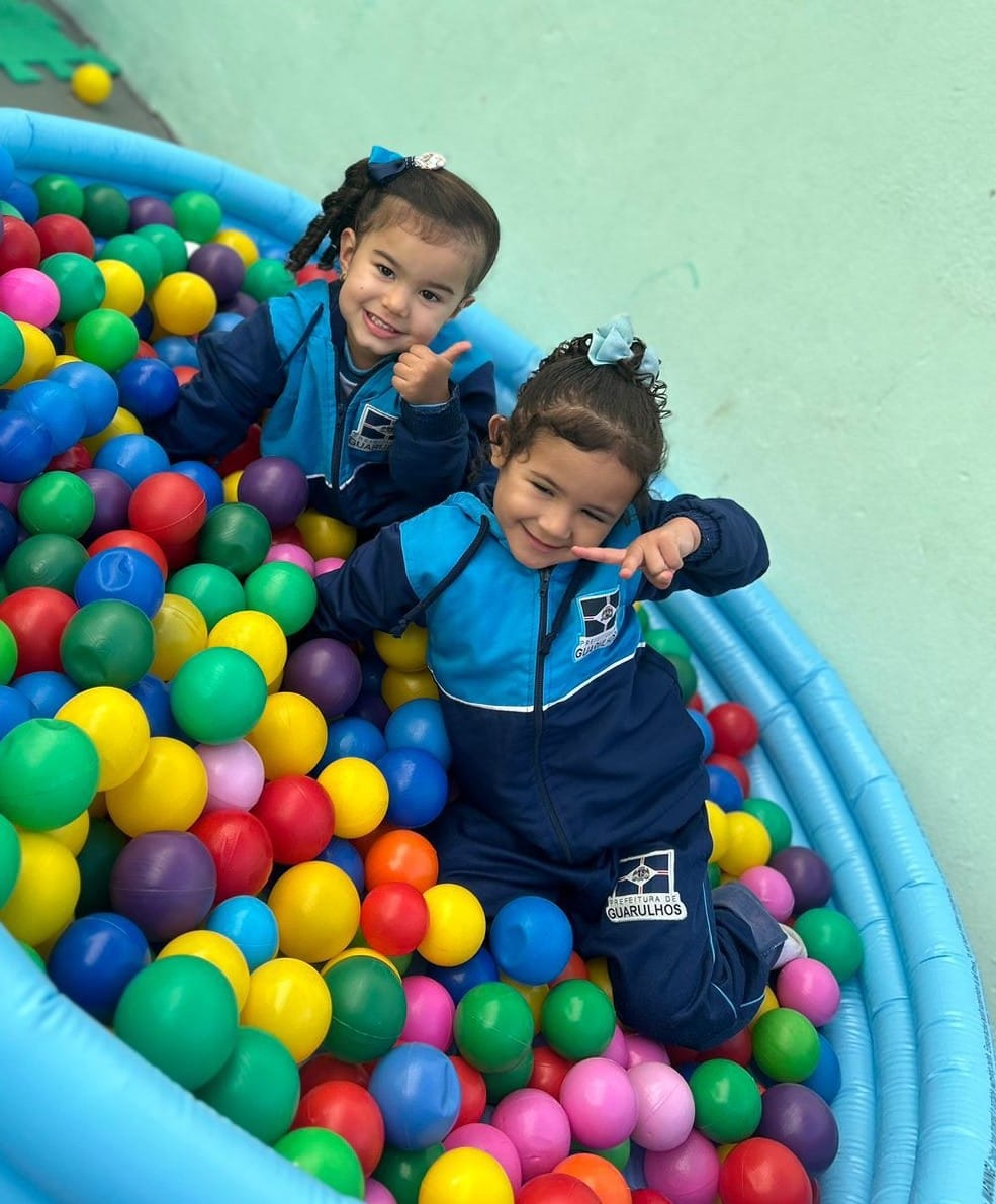 Crianças brincando na piscina de bolinhas